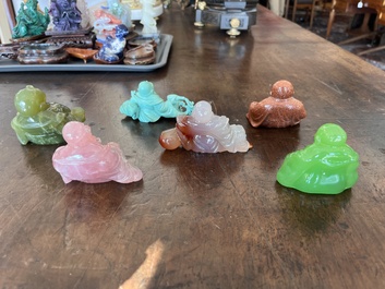 Collection de 22 sculptures en pierre dure, dont du cristal, du jade, du quartz, de l'&oelig;il de tigre et de la turquoise, Chine, 19&egrave;me/20&egrave;me si&egrave;cle