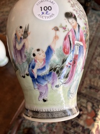 Paire de vases en porcelaine de Chine famille rose, marque de Qianlong, R&eacute;publique, 20&egrave;me si&egrave;cle