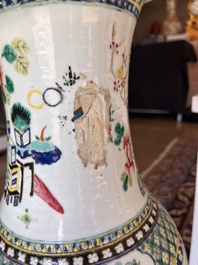 Deux vases en porcelaine de Chine famille rose &agrave; d&eacute;cor des immortels et leurs serviteurs et des oiseaux parmi des branches fleuries, 19&egrave;me si&egrave;cle