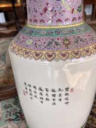 Vase rouleau en porcelaine de Chine famille rose &agrave; d&eacute;cor de lettr&eacute;s et leurs &eacute;tudiants, marque de Qianlong, R&eacute;publique, 20&egrave;me si&egrave;cle