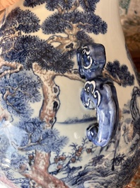 Vase de forme 'hu' en porcelaine de Chine en bleu, blanc et rouge de cuivre, marque de Qianlong, Chine, 20&egrave;me si&egrave;cle