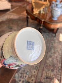 Paire de vases en porcelaine de Chine famille rose, marque de Qianlong, R&eacute;publique, 20&egrave;me si&egrave;cle