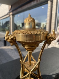 Paire de bougeoirs cassolettes Louis XVI en forme d'ath&eacute;nienne en bronze dor&eacute; &agrave; d&eacute;cor de feuilles d'acanthe et de t&ecirc;tes de b&eacute;lier, fin du 18&egrave;me si&egrave;cle