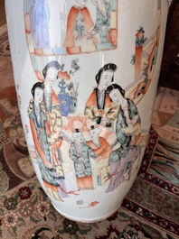 Paire de vases en porcelaine de Chine qianjiang cai &agrave; d&eacute;cor de dames et d'enfants sur une terrasse, 19&egrave;me/20&egrave;me si&egrave;cle