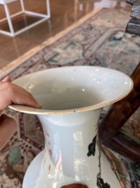 Paire de vases en porcelaine de Chine qianjiang cai &agrave; d&eacute;cor de dames et d'enfants sur une terrasse, 19&egrave;me/20&egrave;me si&egrave;cle