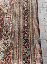 Tapis oriental de type Qom (Qum/Ghom) en soie &agrave; d&eacute;cor floral, deuxi&egrave;me moiti&eacute; du 20&egrave;me si&egrave;cle