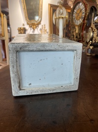 Vase rectangulaire en porcelaine de Chine qianjiang cai &agrave; d&eacute;cor de figures dans un paysage et d'oiseaux parmi des branches fleuries, 19&egrave;me si&egrave;cle