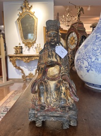 Sculpture d'un dignitaire ou lettr&eacute; en bronze dor&eacute; et laqu&eacute;, Chine, Ming