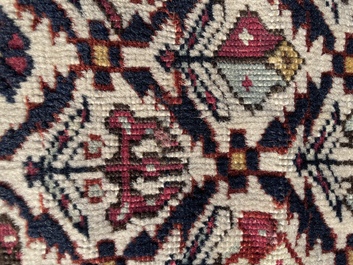 Tapis oriental de type Shirvan Marasali &agrave; d&eacute;cor floral en laine, Caucase, premier tiers du 20&egrave;me si&egrave;cle