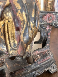 Sculpture d'un dignitaire ou lettr&eacute; en bronze dor&eacute; et laqu&eacute;, Chine, Ming