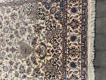 Tapis oriental de type Nain &agrave; d&eacute;cor floral, laine et soie sur coton, deuxi&egrave;me moiti&eacute; du 20&egrave;me si&egrave;cle