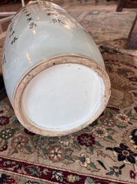 Paire de vases en porcelaine de Chine qianjiang cai &agrave; d&eacute;cor de dames et d'enfants sur une terrasse, 19&egrave;me/20&egrave;me si&egrave;cle