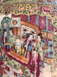 Vase en porcelaine de Chine famille rose de Canton &agrave; d&eacute;cor floral et de sc&egrave;nes de palais, 19&egrave;me si&egrave;cle