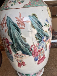 Deux vases en porcelaine de Chine famille rose &agrave; d&eacute;cor des immortels et leurs serviteurs et des oiseaux parmi des branches fleuries, 19&egrave;me si&egrave;cle