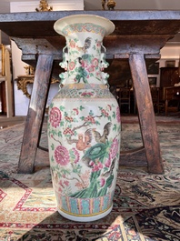 Vase en porcelaine de Chine famille rose &agrave; d&eacute;cor de coqs parmi des branches fleuries, 19&egrave;me si&egrave;cle