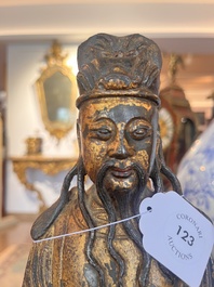 Sculpture d'un dignitaire ou lettr&eacute; en bronze dor&eacute; et laqu&eacute;, Chine, Ming