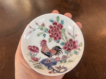 Th&eacute;i&egrave;re couverte, une tasse et une soucoupe en porcelaine de Chine famille rose &agrave; d&eacute;cor d'oiseaux et de coq parmi des branches fleuries, Yongzheng