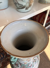 Deux vases en porcelaine de Chine famille rose &agrave; d&eacute;cor des immortels et leurs serviteurs et des oiseaux parmi des branches fleuries, 19&egrave;me si&egrave;cle