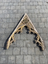 Collection vari&eacute;e de sculptures architecturales de style n&eacute;ogothique en bois partiellement dor&eacute; et polychrom&eacute;, Belgique, vers 1900