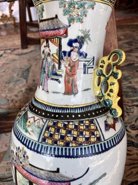 Vase en porcelaine de Chine famille rose &agrave; d&eacute;cor de sc&egrave;ne de palais et d'oiseaux parmi des branches fleuries, 19&egrave;me si&egrave;cle