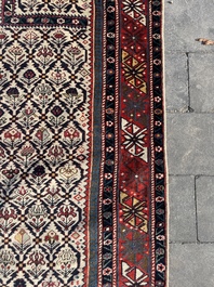 Tapis oriental de type Shirvan Marasali &agrave; d&eacute;cor floral en laine, Caucase, premier tiers du 20&egrave;me si&egrave;cle