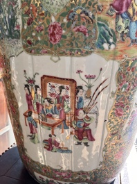 Vase en porcelaine de Chine famille rose de Canton &agrave; d&eacute;cor floral et de sc&egrave;nes de palais, 19&egrave;me si&egrave;cle