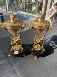 Paire de bougeoirs cassolettes Louis XVI en forme d'ath&eacute;nienne en bronze dor&eacute; &agrave; d&eacute;cor de feuilles d'acanthe et de t&ecirc;tes de b&eacute;lier, fin du 18&egrave;me si&egrave;cle