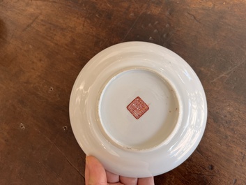 Quatre soucoupes et un bol couvert en porcelaine de Chine famille rose &agrave; d&eacute;cor 'Wu Shuang Pu', 19&egrave;me si&egrave;cle