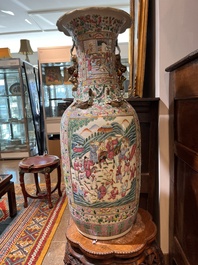 Paire d'importants vases en porcelaine de Chine famille rose &agrave; sujet narratif, 19&egrave;me si&egrave;cle