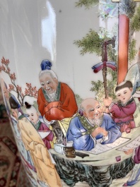 Vase rouleau en porcelaine de Chine famille rose &agrave; d&eacute;cor de lettr&eacute;s et leurs &eacute;tudiants, marque de Qianlong, R&eacute;publique, 20&egrave;me si&egrave;cle