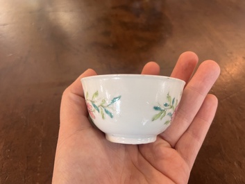 Th&eacute;i&egrave;re couverte, une tasse et une soucoupe en porcelaine de Chine famille rose &agrave; d&eacute;cor d'oiseaux et de coq parmi des branches fleuries, Yongzheng