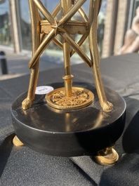 Paire de bougeoirs cassolettes Louis XVI en forme d'ath&eacute;nienne en bronze dor&eacute; &agrave; d&eacute;cor de feuilles d'acanthe et de t&ecirc;tes de b&eacute;lier, fin du 18&egrave;me si&egrave;cle