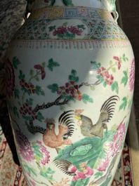 Vase en porcelaine de Chine famille rose &agrave; d&eacute;cor de coqs parmi des branches fleuries, 19&egrave;me si&egrave;cle