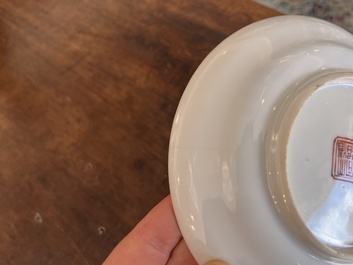 Quatre soucoupes et un bol couvert en porcelaine de Chine famille rose &agrave; d&eacute;cor 'Wu Shuang Pu', 19&egrave;me si&egrave;cle