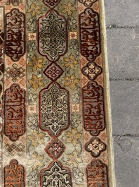 Een Turks Hereke tapijt met floraal decor in zijde en gouddraad, 20ste eeuw