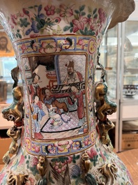 Paire d'importants vases en porcelaine de Chine famille rose &agrave; sujet narratif, 19&egrave;me si&egrave;cle