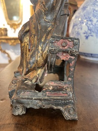 Sculpture d'un dignitaire ou lettr&eacute; en bronze dor&eacute; et laqu&eacute;, Chine, Ming