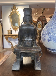 Sculpture d'un dignitaire ou lettr&eacute; en bronze dor&eacute; et laqu&eacute;, Chine, Ming