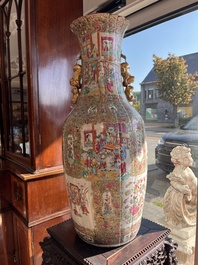 Vase en porcelaine de Chine famille rose de Canton &agrave; d&eacute;cor floral et de sc&egrave;nes de palais, 19&egrave;me si&egrave;cle