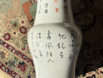 Deux vases de forme yenyen en porcelaine de Chine qianjiang cai &agrave; d&eacute;cor floral et d'antiquit&eacute;s, 19&egrave;me/20&egrave;me si&egrave;cle
