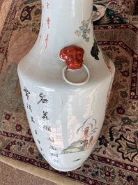 Paire de vases en porcelaine de Chine qianjiang cai &agrave; d&eacute;cor de dames et d'enfants sur une terrasse, 19&egrave;me/20&egrave;me si&egrave;cle