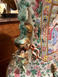 Paire d'importants vases en porcelaine de Chine famille rose &agrave; sujet narratif, 19&egrave;me si&egrave;cle