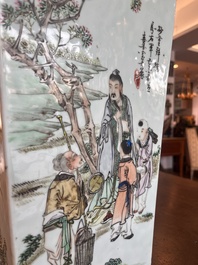 Vase rectangulaire en porcelaine de Chine qianjiang cai &agrave; d&eacute;cor de figures dans un paysage et d'oiseaux parmi des branches fleuries, 19&egrave;me si&egrave;cle