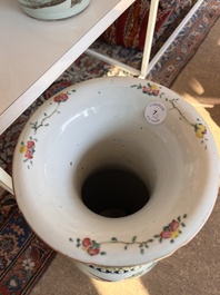 Deux vases en porcelaine de Chine famille rose &agrave; d&eacute;cor des immortels et leurs serviteurs et des oiseaux parmi des branches fleuries, 19&egrave;me si&egrave;cle