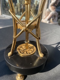 Paire de bougeoirs cassolettes Louis XVI en forme d'ath&eacute;nienne en bronze dor&eacute; &agrave; d&eacute;cor de feuilles d'acanthe et de t&ecirc;tes de b&eacute;lier, fin du 18&egrave;me si&egrave;cle