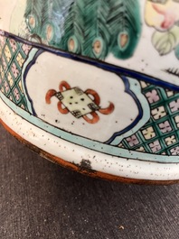 Vase en porcelaine de Chine famille rose &agrave; d&eacute;cor de sc&egrave;ne de palais et d'oiseaux parmi des branches fleuries, 19&egrave;me si&egrave;cle