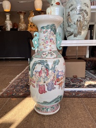 Deux vases en porcelaine de Chine famille rose &agrave; d&eacute;cor des immortels et leurs serviteurs et des oiseaux parmi des branches fleuries, 19&egrave;me si&egrave;cle