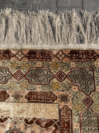 Een Turks Hereke tapijt met floraal decor in zijde en gouddraad, 20ste eeuw