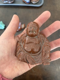 Collection de 22 sculptures en pierre dure, dont du cristal, du jade, du quartz, de l'&oelig;il de tigre et de la turquoise, Chine, 19&egrave;me/20&egrave;me si&egrave;cle