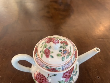 Th&eacute;i&egrave;re couverte, une tasse et une soucoupe en porcelaine de Chine famille rose &agrave; d&eacute;cor d'oiseaux et de coq parmi des branches fleuries, Yongzheng
